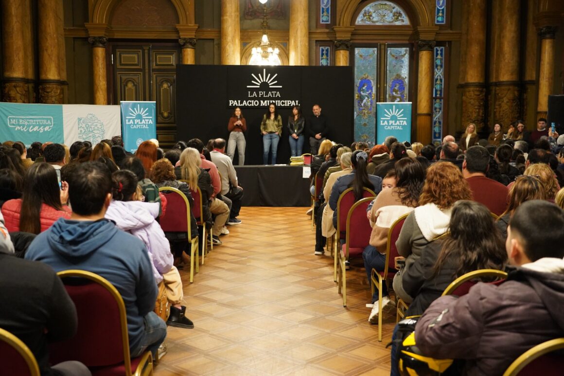 Municipio y Provincia concretaron una nueva jornada de firma de escrituras para familias platenses