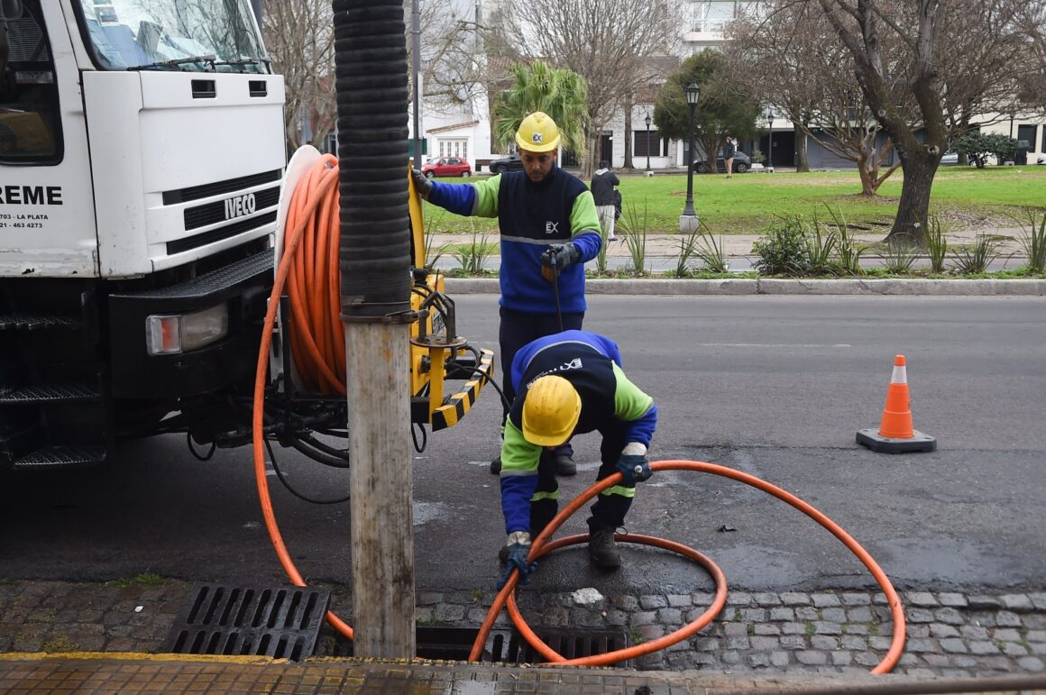 Con camiones vactor, el Municipio extiende un amplio operativo de limpieza del sistema pluvial