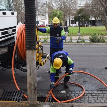 Con camiones vactor, el Municipio extiende un amplio operativo de limpieza del sistema pluvial