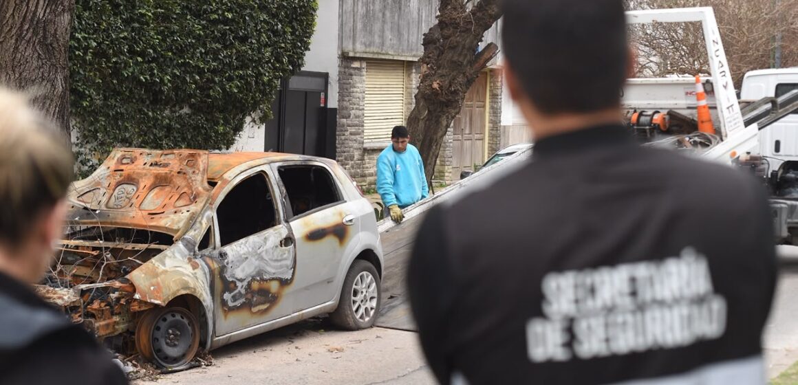 Continúa la remoción de vehículos abandonados: operativos en Los Hornos y el casco urbano