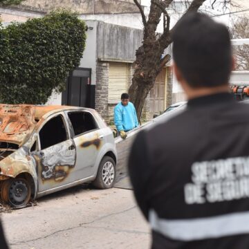 Continúa la remoción de vehículos abandonados: operativos en Los Hornos y el casco urbano