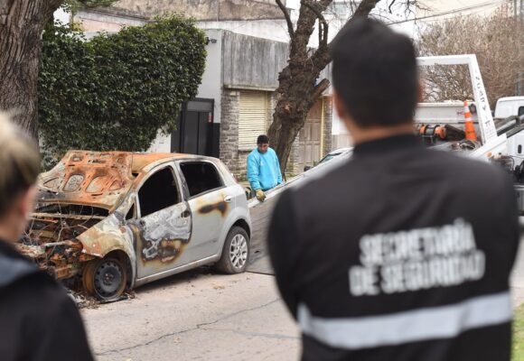 Continúa la remoción de vehículos abandonados: operativos en Los Hornos y el casco urbano