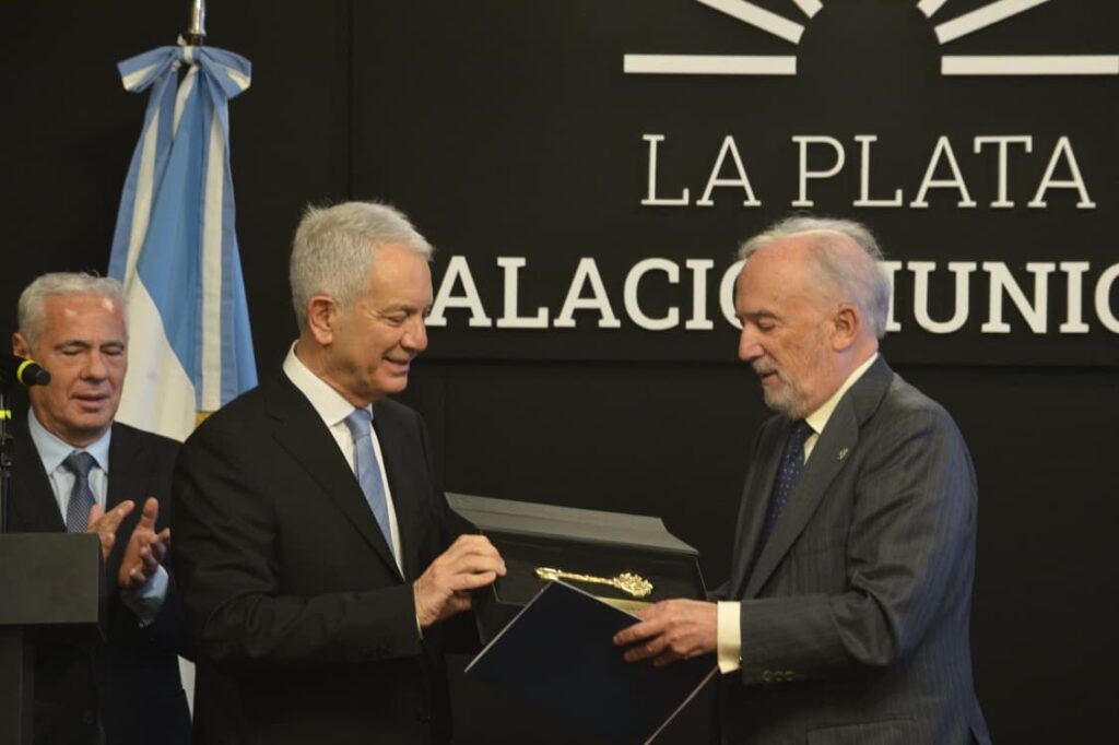 Alak distinguió al director de la Real Academia Española