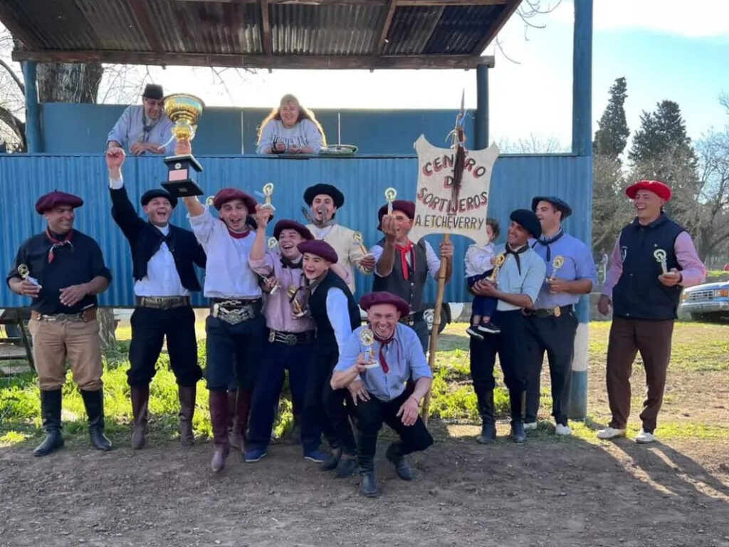 Etcheverry fortalece la tradición de las carreras de sortijas con presencia en competencias bonaerenses