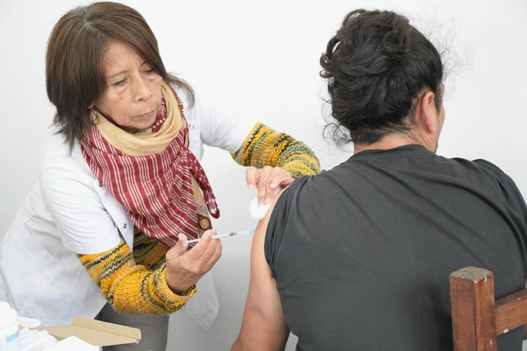 Controles, vacunación y talleres de salud en los barrios
