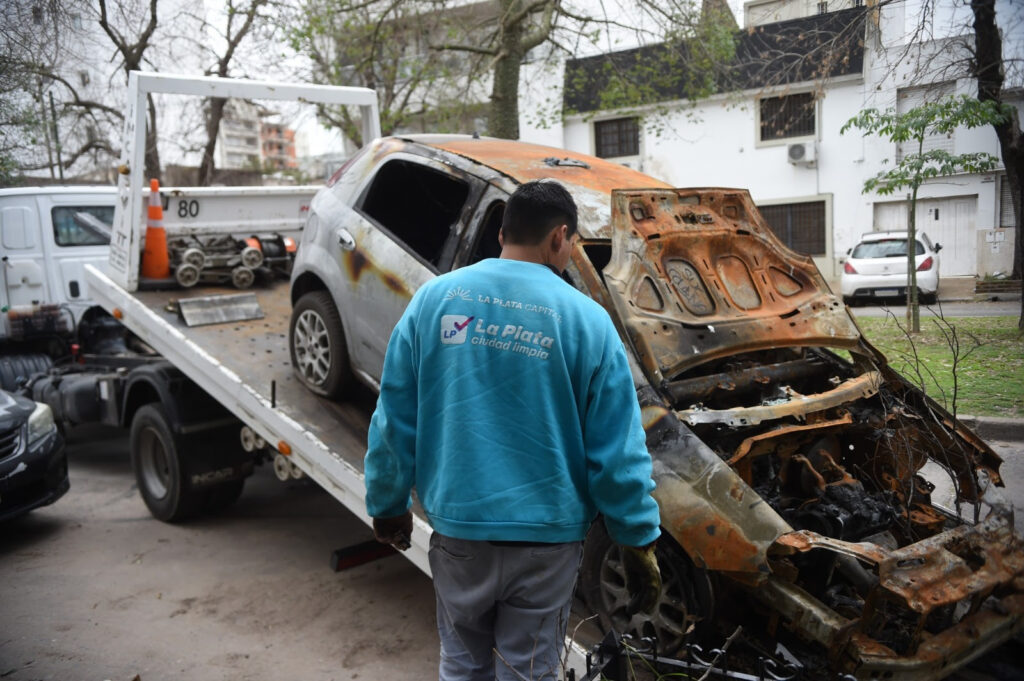 La Plata retiró autos abandonados en Tolosa y el casco urbano